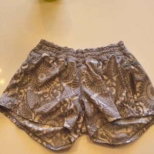 Lululemon tracker 4” short